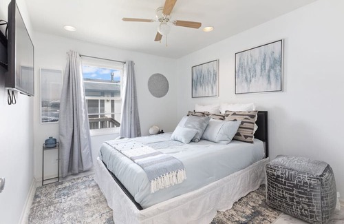 Country Club Hills House | Escape to The Hills: Spacious 3-Bed Retreat with Family & Game Rooms - Sleeps 8!