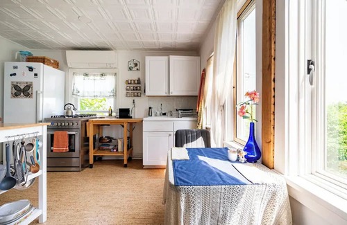 Port Ewen House | Mermaid Cottage with Hudson River Views