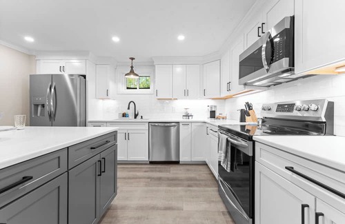 Troutman House | Lakeside Surprise by AvantStay | Waterfront + Firepit, Ping Pong, Private Dock