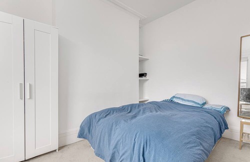 Northcote Apartment | Vibrant two bedroom apartment