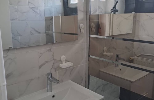 Thiais Apartment | Un Appartement 7 Personnes Agréables et Tranquille, Bien Desservis