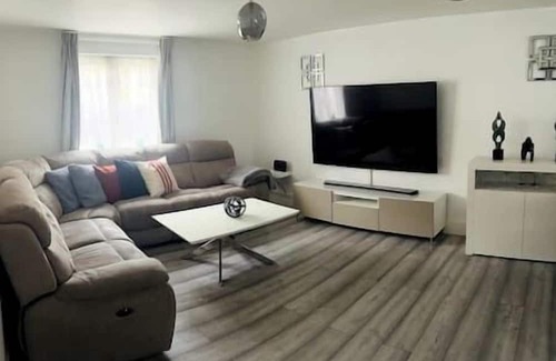 Heath Apartment | Brilliant Apartment on the ground floor, stunning and spacious reception.