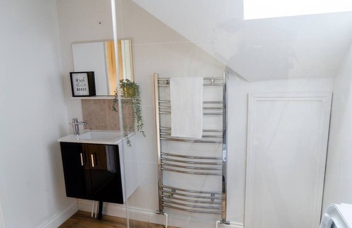 Seisdon House | Spacious property Sleeps 13 Guests in Shirley