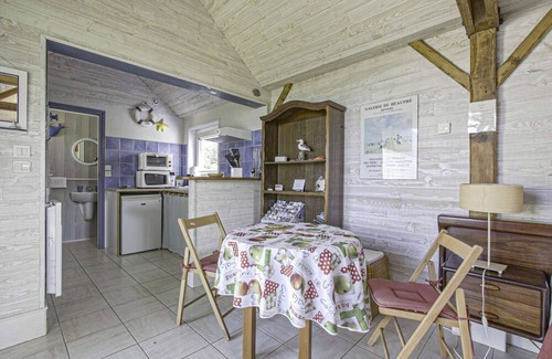 Tracy-sur-Mer Apartment | La brise marine, studio with shared garden
