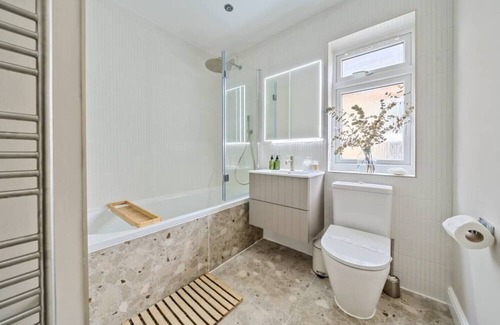 Walton-on-Thames House | Pass the Keys | Stylish Family Home