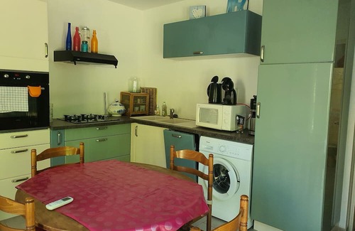 Saint-Martin-de-Castillon House | Holiday Home 'Hanna En Luberon - Le Boisset' with Mountain View, Wi-Fi and Air Conditioning