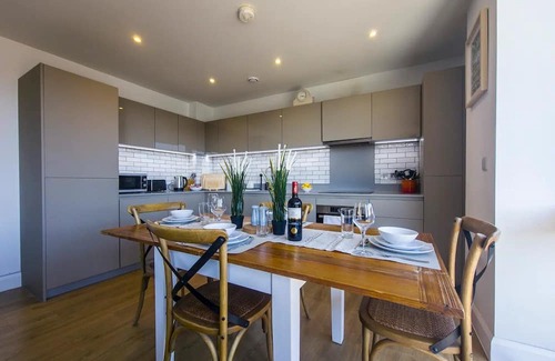 Bromley South Apartment | Pass the Keys | Urban retreat near DLR & Canal