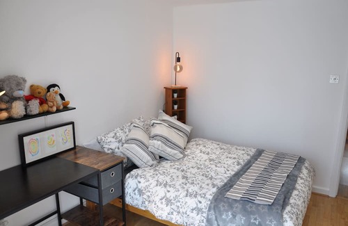 Island Gardens Apartment | Modern Ground Floor flat in Canary Wharf, London + FREE Parking