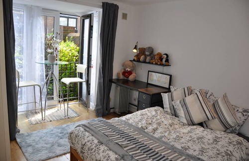 Island Gardens Apartment | Modern Ground Floor flat in Canary Wharf, London + FREE Parking