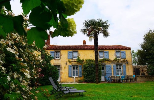 Beaurepaire House | Holiday Home 'Gîte Les Métives Près Du Puy Du Fou' with Shared Pool, Private Terrace and Wi-Fi