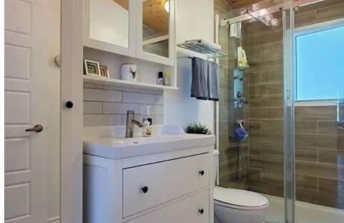 Selwyn Cottage | Perfect Waterfront Cottage ~ Fireplace ~ Kawartha Lakes ~ 6 Beds