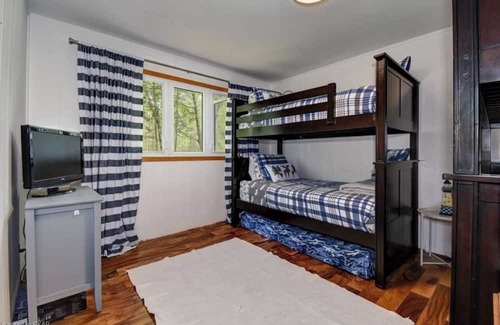 Selwyn Cottage | Perfect Waterfront Cottage ~ Fireplace ~ Kawartha Lakes ~ 6 Beds