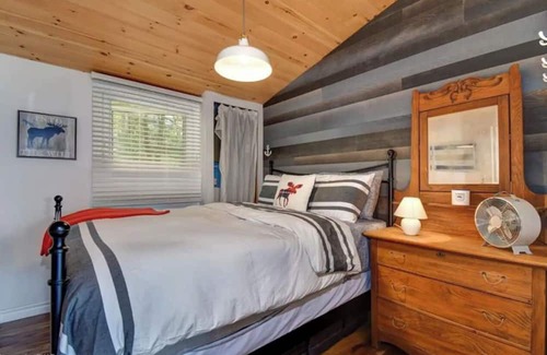 Selwyn Cottage | Perfect Waterfront Cottage ~ Fireplace ~ Kawartha Lakes ~ 6 Beds