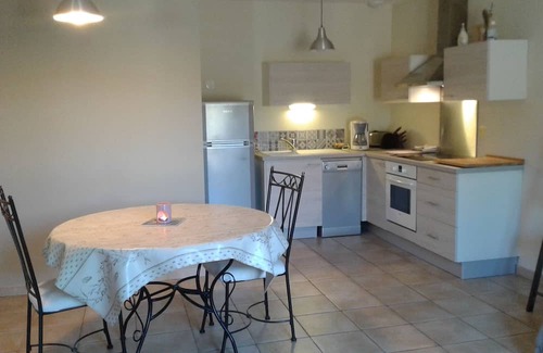 Aurel Apartment | Gite Spacieux 4 Personnes, Vaucluse. Acces Privatisé à une Piscine Interieure