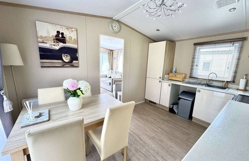 Ampney Crucis House | Happy Ducks Lakeside Hideaway