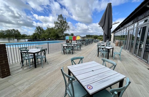 Ampney Crucis House | Happy Ducks Lakeside Hideaway
