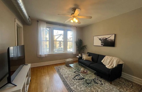 Bucktown Apartment | Cute and Charming Bucktown 2 bedroom! Great Location!