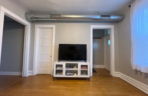 Bucktown Apartment | Cute and Charming Bucktown 2 bedroom! Great Location!