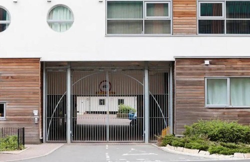 Swindon Apartment | Paramount city view