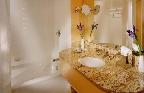 Chinatown Apartment | King Room Near Dragon Gate Chinatown SAN