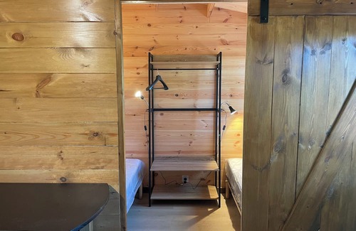 Parigne-lʼEveque Ski Chalet | Chalet 4 Personnes sur un Terrain de 16 000 m2 Arboré