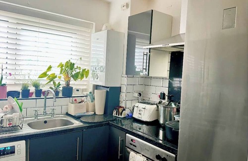 Streatham Hill Apartment | Cosy 2 Bed with Free Parking & Lift -8min to station.