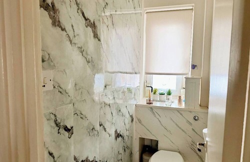 Streatham Hill Apartment | Cosy 2 Bed with Free Parking & Lift -8min to station.