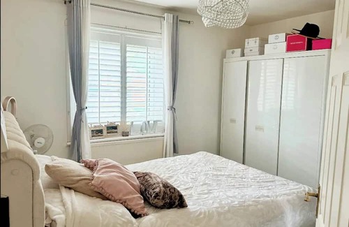 Streatham Hill Apartment | Cosy 2 Bed with Free Parking & Lift -8min to station.