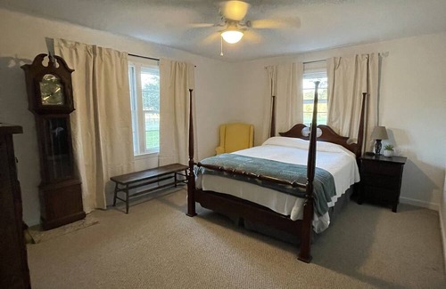 Columbus House | Charming 1950s Bungalow 8 min from Tryon International Equestrian Center
