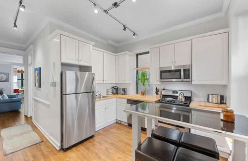River North Apartment | Secret Gallery on the Park - 2bd/1ba + 1bd/1ba