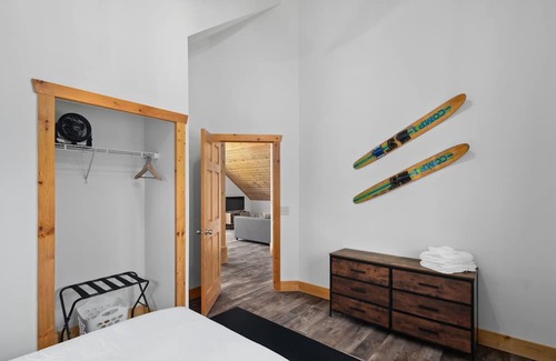 South Haven Cabin | Private Modern Cabin with Lake Access, Kayaks, Games, Firepit Dogs Welcome!
