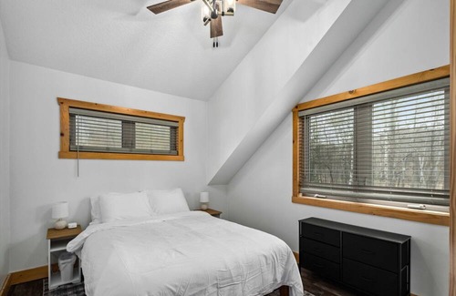 South Haven Cabin | Private Modern Cabin with Lake Access, Kayaks, Games, Firepit Dogs Welcome!