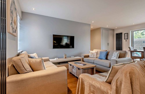 Christchurch House | Smart, Spacious & Private Holiday Bungalow in Christchurch Dorset Sleeps 8