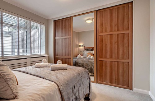 Christchurch House | Smart, Spacious & Private Holiday Bungalow in Christchurch Dorset Sleeps 8