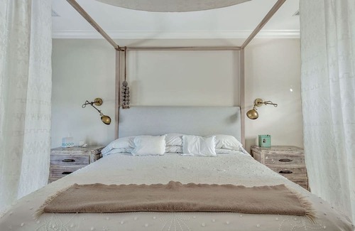 Southend House | Dreamy Sunrise Villa - Pool + Incredible Views!