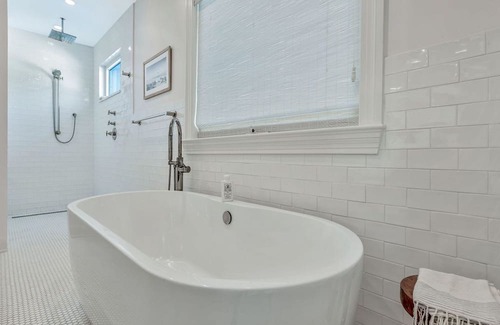 Southend House | Dreamy Sunrise Villa - Pool + Incredible Views!