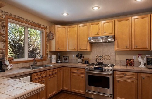 Oregon Water Wonderland House | Deschutes River canal access is a Paddlers Delight!