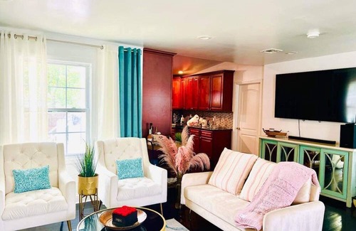 Baywood House | 7 Guest by Shore. Close to Malls, restaurants, Theaters, bars & major highways.