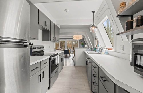 Forestdale House | Modern & Private Retreat, Walk To Snake Pond