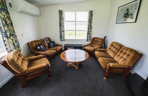 Kiwitea Cottage | Cliff Top Cottage just off SH1