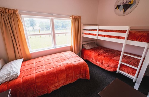 Kiwitea Cottage | Cliff Top Cottage just off SH1