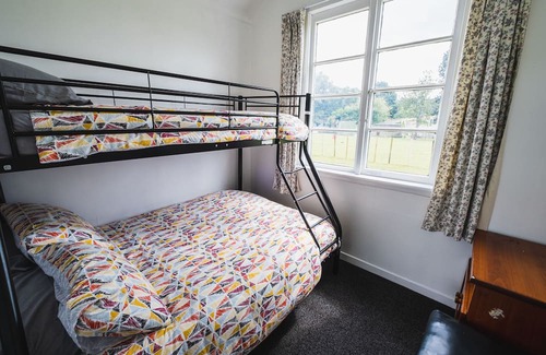 Kiwitea Cottage | Cliff Top Cottage just off SH1