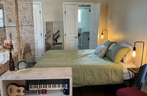 Chestnut Apartment | Lovely East Austin Studio / Garage Apartment