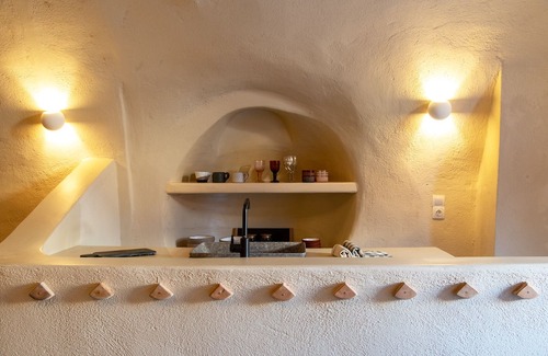 Finikia Villa | Amphora Cave House in Oia Foinikia