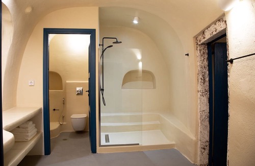 Finikia Villa | Amphora Cave House in Oia Foinikia