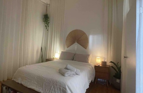 Hoboken Apartment | Brooklyn: Sun Drenched Top Floor One Bedroom