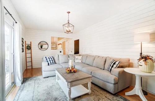 Powell House | Family & Friends, 5BR 3BA Home Near Zoo , 10 min to OSU Downtown
