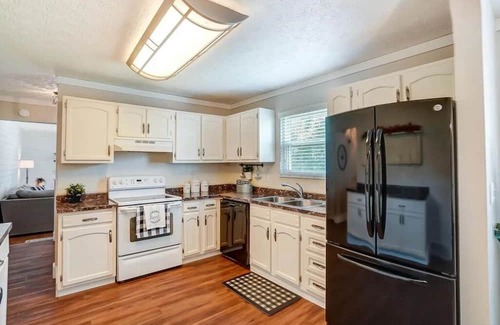 Powell House | Family & Friends, 5BR 3BA Home Near Zoo , 10 min to OSU Downtown