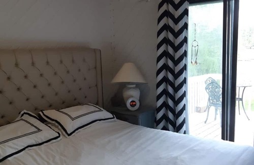 Buckhorn Cottage | Lakefront cottage with inground pool and hot tub