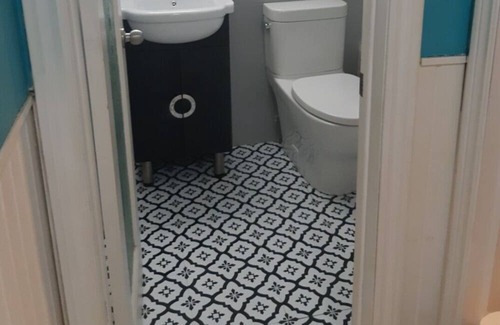 Buckhorn Cottage | Lakefront cottage with inground pool and hot tub